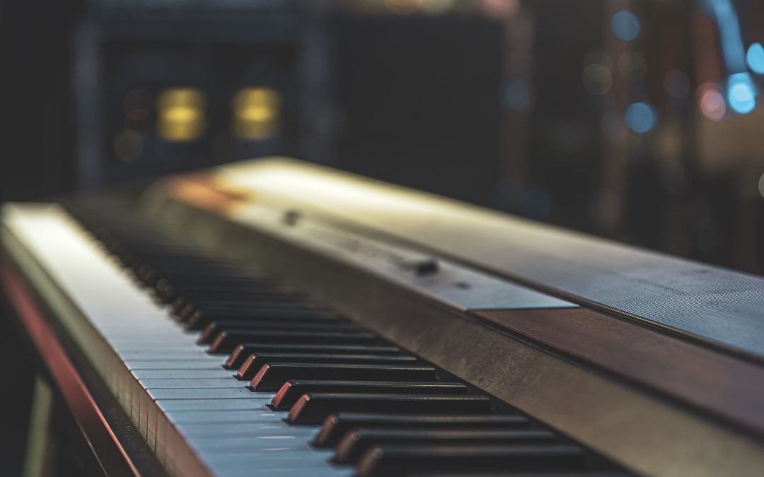 What is the difference between an upright and grand piano?